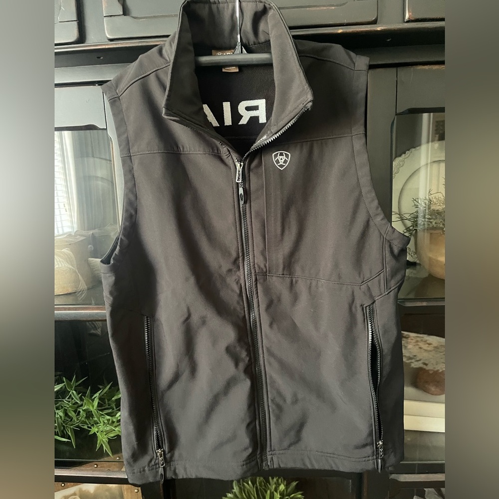 Ariat Men's Sleek Black Vest